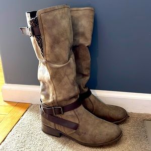 Women’s brown boots with buckle & sweater accent